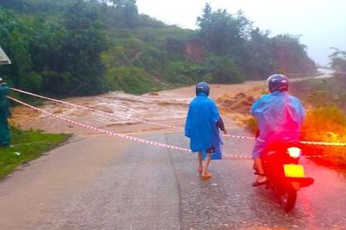 Kon Tum: Đường Hồ Chí Minh đã thông tuyến, nhiều tuyến khác vẫn tắc
