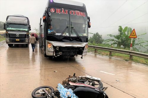 Kon Tum: Xe khách va chạm xe máy, hai vợ chồng thiệt mạng