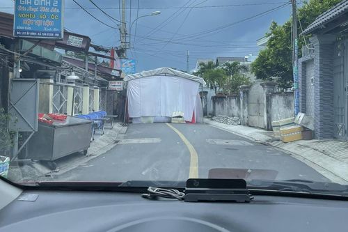 Dở khóc dở cười với các màn dựng rạp khiến người qua đường 'nóng mắt'