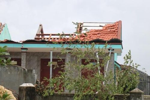 Người phụ nữ kể lại khoảnh khắc mái nhà bị cuốn bay, vợ chồng ôm con trú bão trong tủ