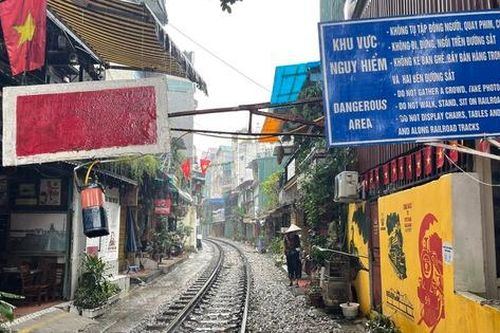 Phố 'cà phê đường tàu' sau 2 tuần đóng cửa