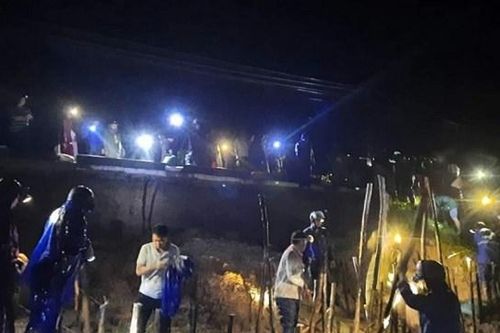 Nghệ An: Hoàn lưu bão gây mưa kỷ lục, trắng đêm gia cố đê