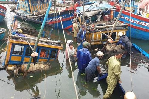 Quảng Nam: Bão số 4 làm tốc mái nhà dân và đánh chìm tàu thuyền