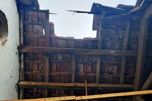 Gió lốc khiến nhiều nhà dân ở Hà Tĩnh bị tốc mái