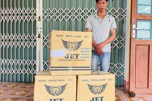 Quảng Trị: Bắt đối tượng chở pháo trái phép trên xe 'không số'