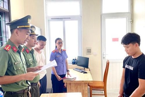 Tổ chức cho người khác ở lại Việt Nam trái phép, nhiều đối tượng bị khởi tố
