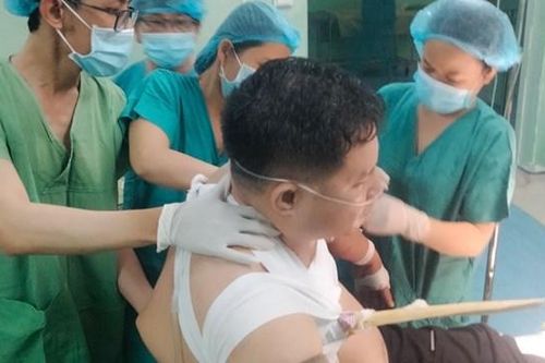Quảng Ngãi: Cứu sống người đàn ông bị khúc keo đâm thủng bụng
