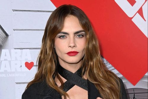 Cara Delevingne xuất hiện sau khi gây lo lắng về sức khỏe
