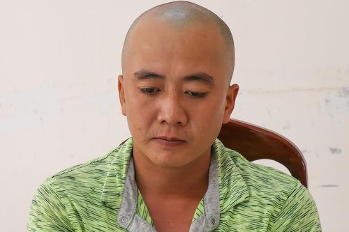 Cướp cầm dao kề cổ người phụ nữ