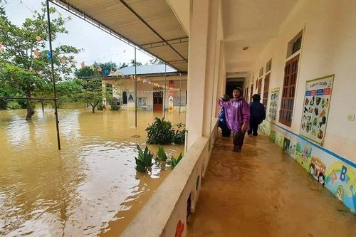 Mưa lũ dâng cao, gần 300 trường ở Nghệ An cho học sinh nghỉ học