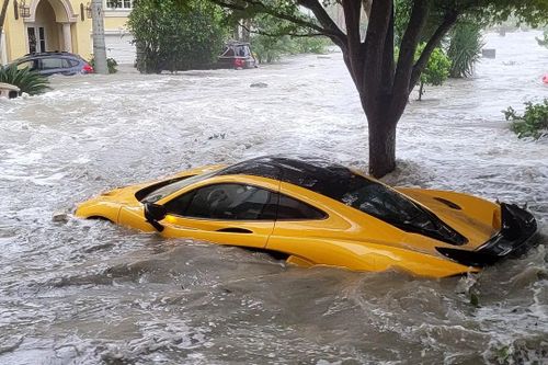 Siêu xe McLaren P1 chìm trong nước lũ