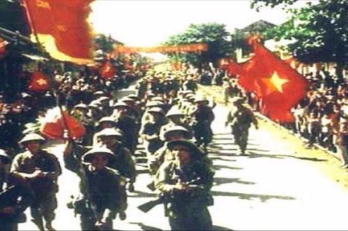 Niềm vui của quân và dân Thủ đô 68 năm trước