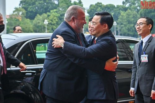Chủ tịch Quốc hội Vương Đình Huệ hội kiến Thủ tướng Cuba Manuel Marrero Cruz