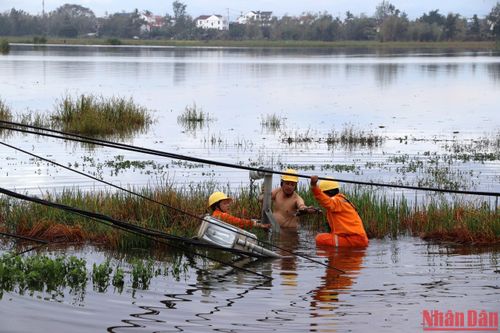 Tập trung khắc phục sự cố, sớm cấp điện phục vụ sản xuất và đời sống