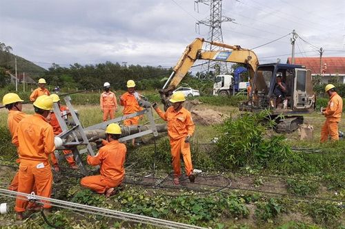 4 Công ty Điện lực miền Trung - Tây Nguyên hỗ trợ Quảng Nam khắc phục sự cố lưới điện