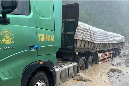 Cửa khẩu quốc tế Cầu Treo bị chia cắt do QL 8A sạt lở nghiêm trọng