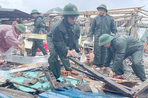 Bộ đội giúp người dân Quảng Trị khắc phục hậu quả thiên tai