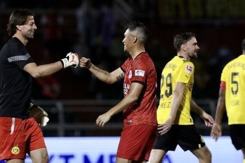 Công Vinh ghi bàn trong trận giao hữu đội các ngôi sao Việt Nam và cựu cầu thủ Borussia Dortmund