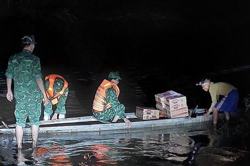 Xuyên đêm cứu trợ người dân bị ngập lụt