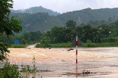 Nhiều hộ dân ở Hà Tĩnh bị cô lập do mưa lớn