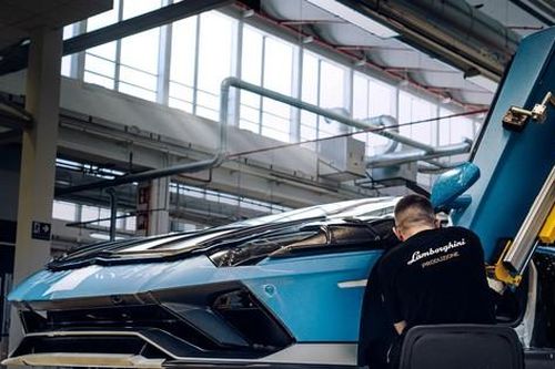 Lamborghini Aventador chính thức bị khai tử