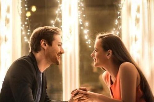 Chồng trẻ đứng không vững nghe vợ thú nhận sự thật về 'sản phẩm' của mình cùng gã chủ thầu xây dựng