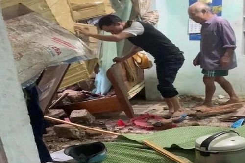 Nghệ An mưa trắng trời, đường ngập, cây đổ, 2 người tử vong