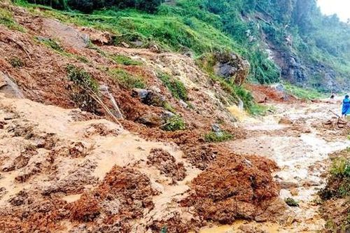 Nhiều tuyến đường ở Kon Tum sạt lở nghiêm trọng sau bão số 4