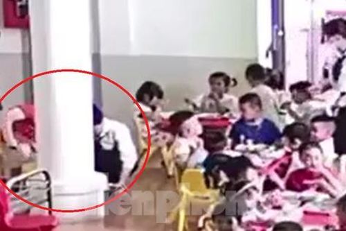 Bình Dương: Cho thôi việc bảo mẫu có hành vi bốc thức ăn dưới đất lên cho học sinh ăn
