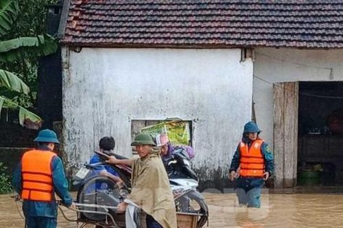 Xúc động hình ảnh bộ đội, công an, biên phòng giúp dân chạy lũ