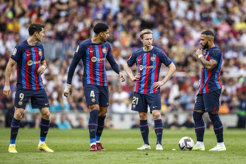 Barca: Xavi khốn khổ vì 'virus FIFA'