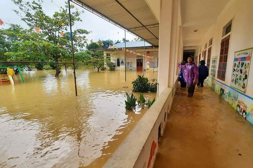 Mưa lũ dâng cao, gần 300 trường ở Nghệ An cho học sinh nghỉ học