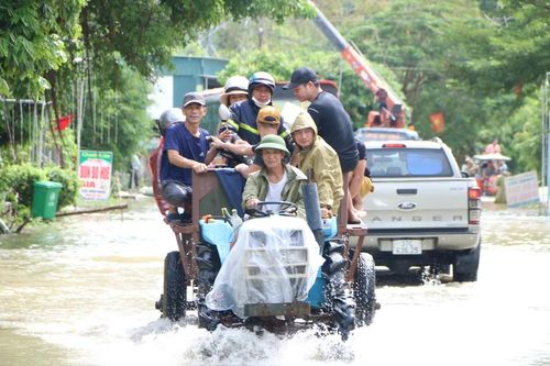 Quỳnh Lưu: Sơ tán người dân ra khỏi vùng ngập sâu