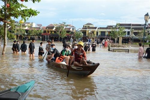 Du khách lội nước bì bõm trên phố cổ Hội An sau bão Noru