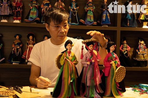 Người giới thiệu trang phục dân tộc Việt Nam qua búp bê với thế giới