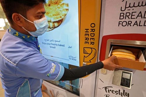 UAE lắp 'cây ATM' bánh mì miễn phí cho người nghèo