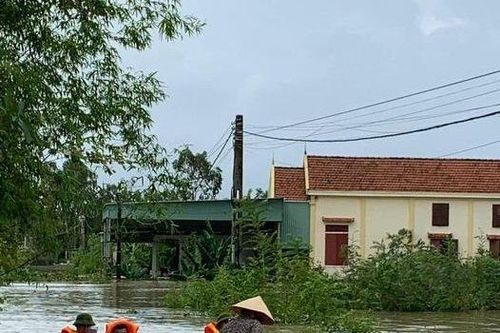 Lực lượng công an dầm mình giúp dân khắc phục hậu quả mưa bão