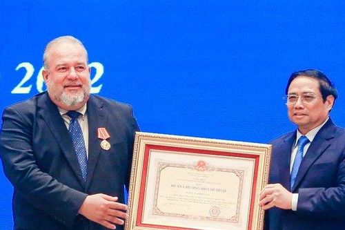 Trao tặng Huân chương Hồ Chí Minh cho Thủ tướng nước Cộng hòa Cuba