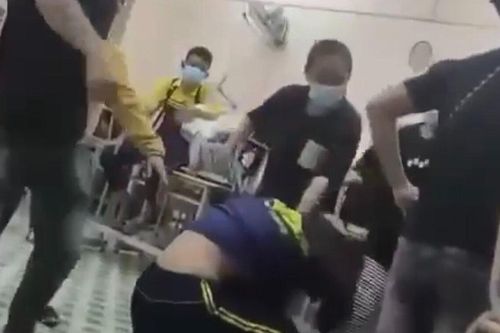 Truy xét nhóm người xông vào trường đánh 2 nữ sinh gần 10 phút