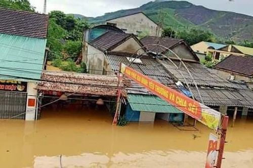 Cùng con gái dọn dẹp nhà cửa sau lũ, người phụ nữ bị điện giật tử vong
