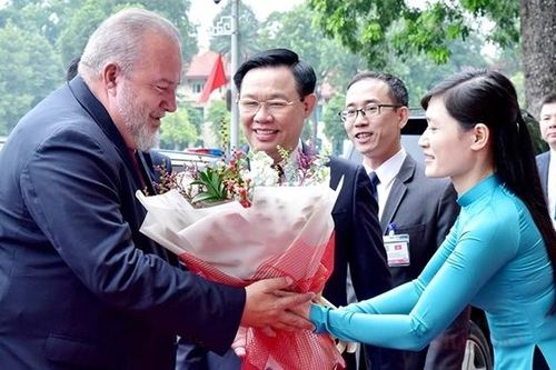Chủ tịch Quốc hội Vương Đình Huệ hội kiến Thủ tướng nước Cộng hòa Cuba