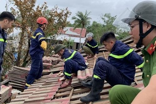 Công an Thừa Thiên - Huế huy động 3.400 lượt CBCS giúp dân khắc phục hậu quả bão số 4