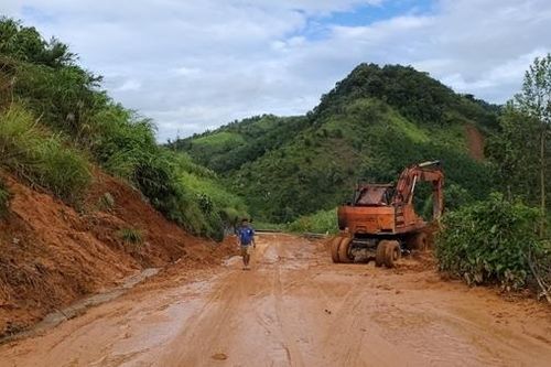 Khắc phục sạt lở hàng nghìn khối đất, đá trên đường Hồ Chí Minh