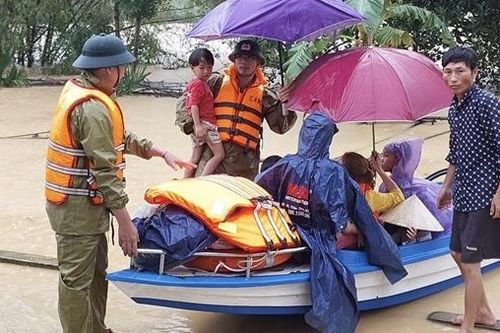 Ấm tình người xứ Nghệ trong mưa lũ