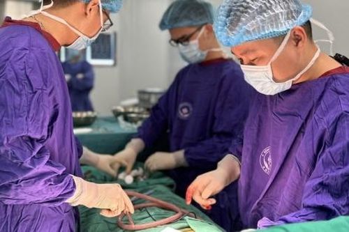 Biến dạng, hoại tử ngực sau tiêm filler tại spa