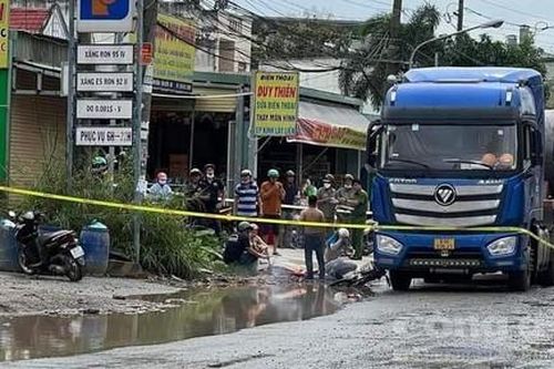Xe đạp điện sụp ổ gà đoạn đường ngập nước, bé gái bị xe đầu kéo cán tử vong