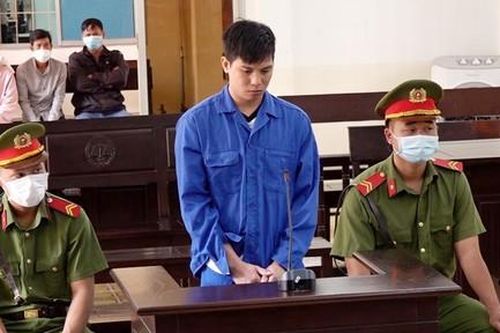 Đối tượng đâm anh trai tử vong sau khi đuổi đánh mẹ lãnh 18 năm tù