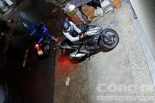 Dựng xe máy vào tiệm mua hàng, hơn 1 phút sau bị trộm bẻ khóa lấy mất