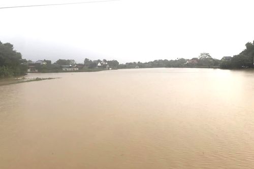 Mưa trắng trời, nhiều nơi ở Nghệ An bị ngập sâu