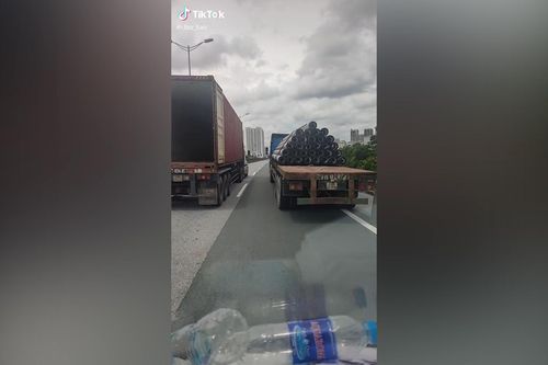 Hai xe container 50R 034.03 và 29R 001.36 dàn hàng ngang trên đường gây phẫn nộ